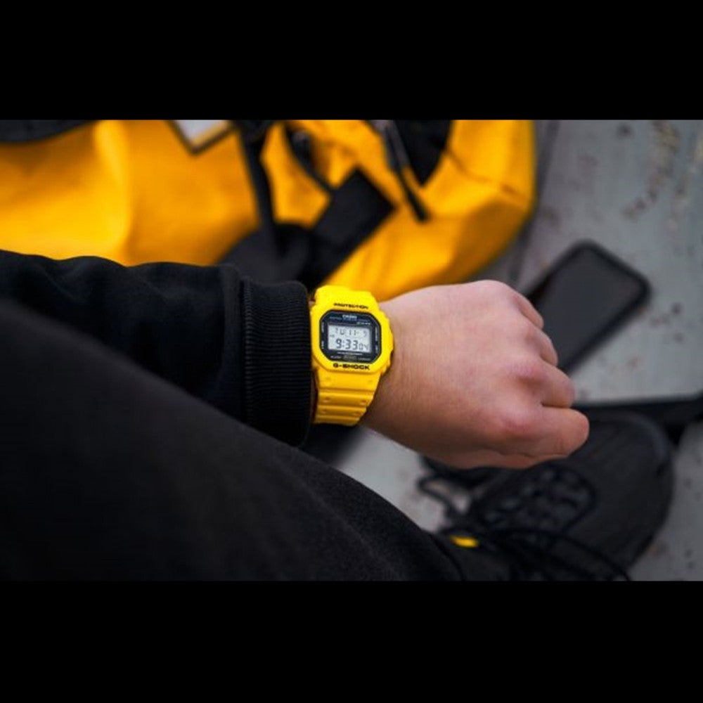 Rel p amarelo digital Casio DW-5600REC-9ER