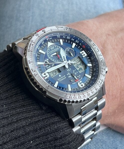 Relógio Citizen  Skyhawk Super Titanium JY8100-80L